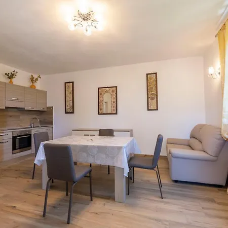 Apartmán With Garden And Parking