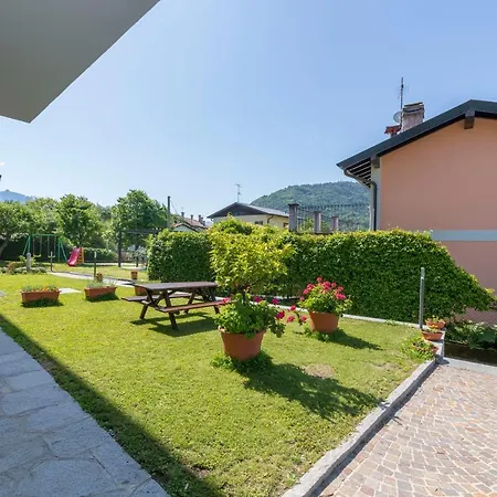 With Garden And Parking Апартаменты